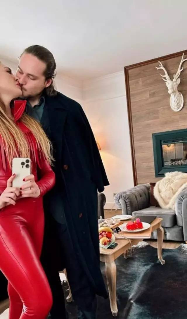 Tarkan’la yaşadığı aşkla tanınan Bilge Öztürk kendisinden 22 yaş küçük sevgiliyle dudak dudağa - Resim: 13